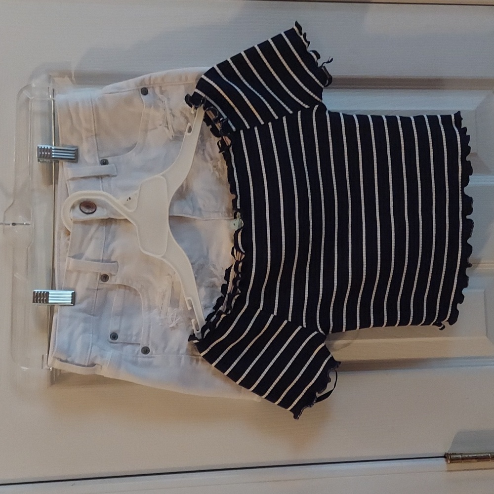 LIKE NEW AMERICAN EAGLE DESTROYED STRETCH CUT-OFF SHORTS SHE & SKY CROP TOP SET